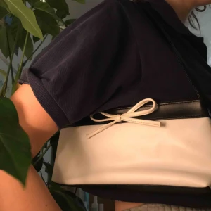  - Såå söt miniväska med rosett där fram! Helt oanvänd💞💞