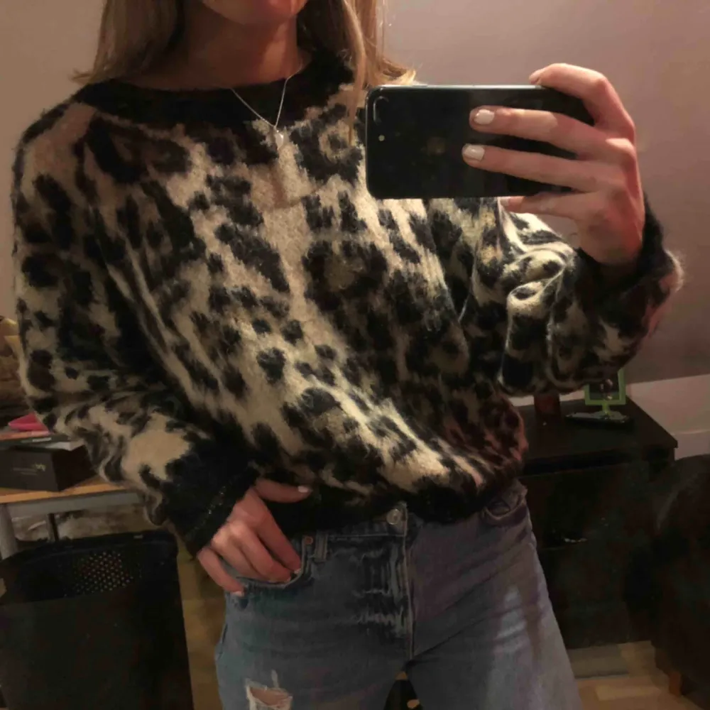 Säljer en super fin leopard tröja som knappt har används från Soaked in luxury. Storleken är L men passar mig bra som har oftast S/M i alla kläder! . Stickat.