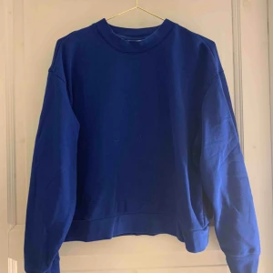  - Blå tröja från weekday använd fåtal gånger och är i storlek xs! Frakt tillkommer🥰