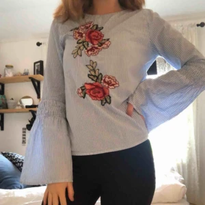  - Jättefin blus i bra skick. Frakt tillkommer🦋🥰