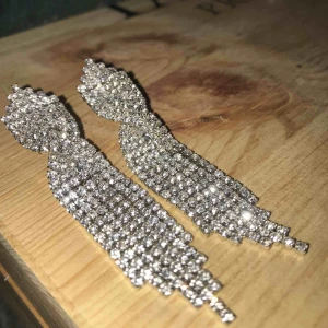  - Jätte fina örhängen köpta på glitter för nått år sen. Endast använda 1 gång. Kund står för frakt eller mötas i Sthlm.