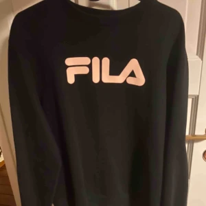  - Fila tröja i strl M men är mer som en S. Nyskick :) 