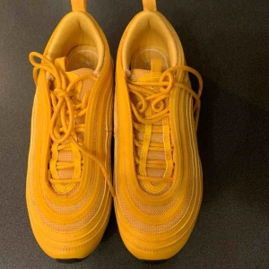  - Helt nya skor i kartong, stl 38,5