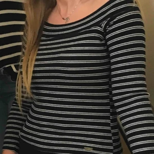  - Off shoulder tröja från hollister. Materialet är som ribbat. Märket från hollister är en liten metallbricka i nedre kanten på vänster sida av tröjan. Köparen står för frakt🥰