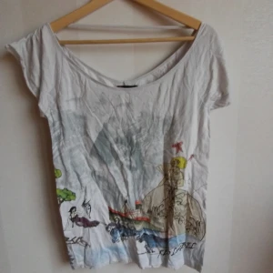  - Topp i storlek L med roliga motiv på e lite skrynklig men går att stryka 