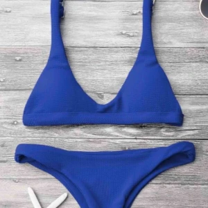  - Säljer min zaful bikini storlek M men passar S. Aldrig använd.  Justerbara axelband 