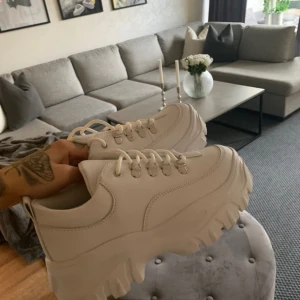  - Ett par chunky sneakers i stl 38 aldrig andvända 