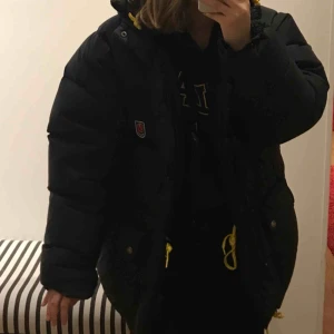  - UNISEX Jag köpte jackan Second hand, har inte hunnit använda den än pga att jag är för kort, den skulle passa bra på S/M men jag som är en XS är för liten  :( det saknar en knapp (bild 3) på den men det syns knappt man kan säkert fixa det!!!  Nypris:6000