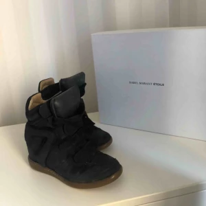  - Säljer min kära Isabel Marant skor, sjukt snygga och passar till iprincip allt. Pris kan diskuteras vid snabb affär. Skolådan och dustbagen tillkommer.