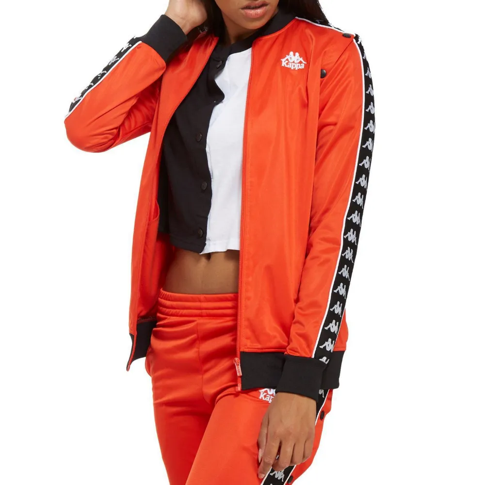 Sjukt snygg kappa tracksuit i röd/orange knappt använd, 380kr för båda delarna, vill man köpa separat kostar var del 200kr. Övrigt.