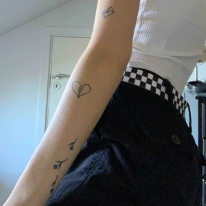  - Jättefint rutigt skärp i emostil 🖤🤍❤️