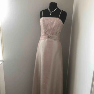  - Gammelrosa klänning/ balklänning i strl S.  Aldrig använd.  