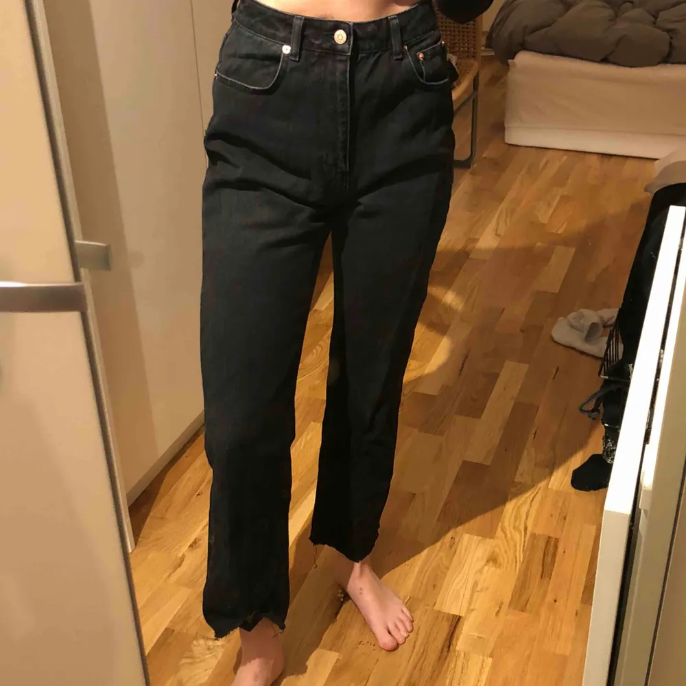 SLUTSÅLDA! Köpta från nakd storlek 36, men är tyvärr för stora för mig.. älskar annars hur sköna dem är!! Knappt använda förutom hemma och tvättade en gång.   Modell: High Waist Raw Hem Straight Jeans Black. Jeans & Byxor.