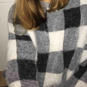  - Trendig stickad tröja från mango i bra skick, från förra året så säljs inte längre! Fraktas eller möts upp i Stockholm 💞 pris kan diskuteras