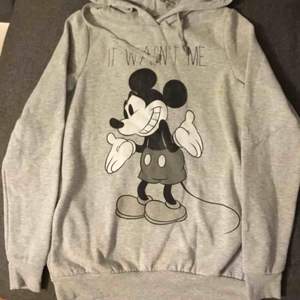 Disney hoodie, storlek S passar XS-M