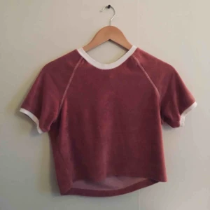  - Tröja i fint skick som säljes då den inte passar mig.  Nypris: 400 kr🌸 FRI FRAKT☺️