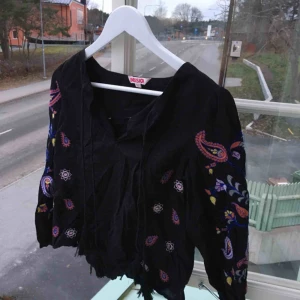  - Så cool knytblus från indiska! Väldigt sparsamt använd, så inga fel alls! Skriv för mer bilder eller frågor :) 