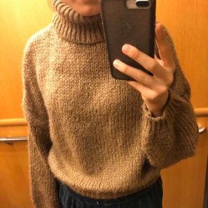  - Stickad turtleneck från Chiquelle i en beige färg. Knappt använd och är därför i mycket bra skick. Möts upp i Stockholm. 