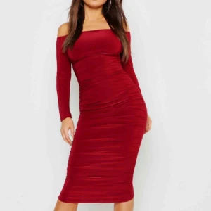  - Säljer denna ursnygga klänning i ljusrosa/beige från Boohoo!