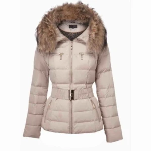  - Hollies vinter jacka med midje bälte & avtagbar äkta pälskrage🧥❄️ Stl 32 Använd en vinter, ena fickan har de gått av metall bit & vid stäng kedjan, men funkar o öppna o stänga utan problem, & utöver de inga skador. 👌🏼