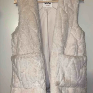  - Jättefin pälsväst från Zara Superbra skick nästan som ny Passar XS/S Bud från 100 :- Kontakta mig med ett bud eller om du har några funderingar.