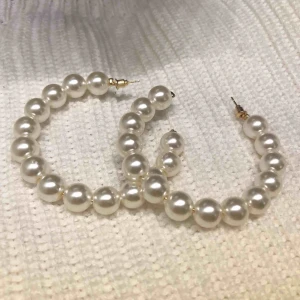  - Jättefina stora ringar med pärlor, helt oanvända och nya  finns endast dessa i lager, så passa på!!!  frakten bjuder jag på 