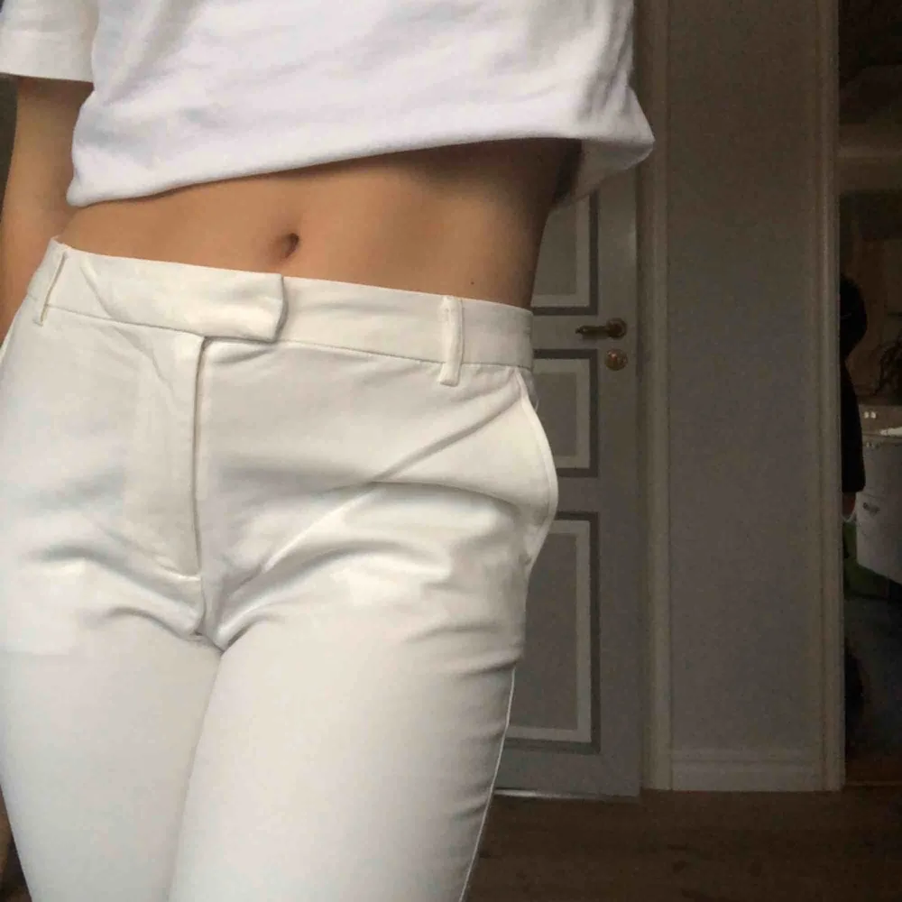Fina vita kostymbyxor som är för små för mig. Jag är 167 cm. Frakt står köparen för💓. Jeans & Byxor.