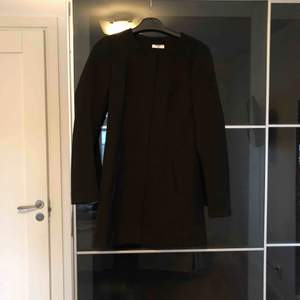 Ett snygga svart kappa från Jacqueline de yong nu only, köptes i augusti 2019, knappt använd 