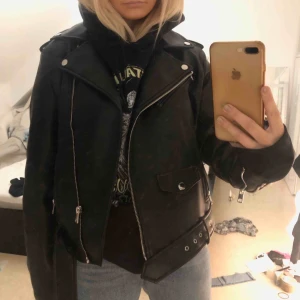  - Säljer denna snygga skinnjackan från zara💋🌟 storlek L men jag är normalt XS och den sitter perfekt oversize aktigt på mig💓 
