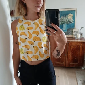 Säljer min ascoola vintage banantopp! - Säljer nu min älskade banantopp, inköpt på loppis i Danmark!!! Ostretchigt tyg, med liten "osynlig" dragkedja i ryggen. Frakten ingår :))