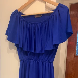 En blå kort klänning - Skön off-sholder satin kort klänning eller topp, super snygg till vita jeans. Står L på den men den känns som M-L. 