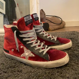 Golden goose sneakers - Golden goose skor i jätte bra skick! Köpta från Wakakuu, Använda ute Max 3 ggr. Köpta för 3899, storlek 40 men passat mig som har 39