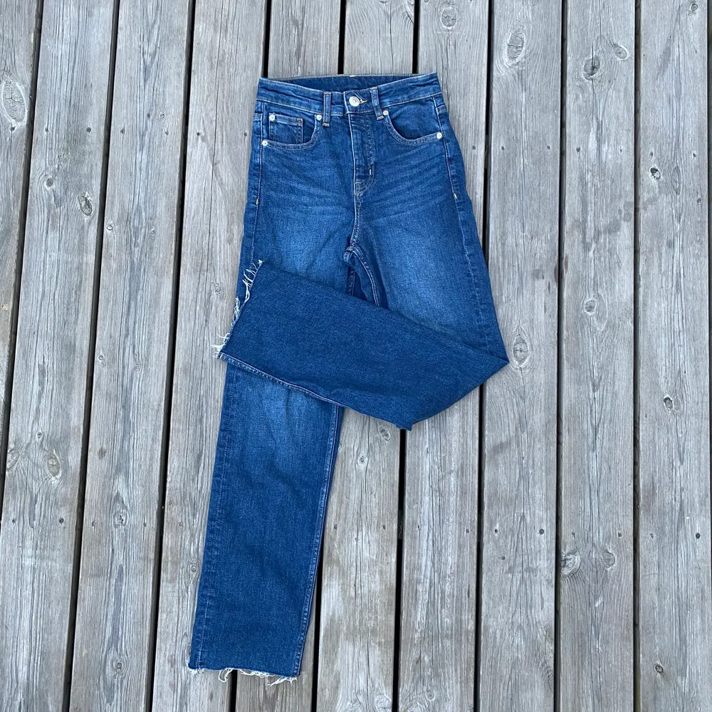 Ett par mörkblåa raka jeans i storlek 38. Har inte använt dem så mycket då de blev för små. . Jeans & Byxor.