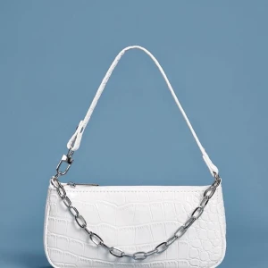 Vit Baguetteväska - Säljer nu min fina, vita baguette/axelremsväska som kommer med en kedja. Jag köpte den på SHEIN och har sen dess använt den endast några fåtal gånger, köp direkt för 139 + 59kr frakt!! 💖💖