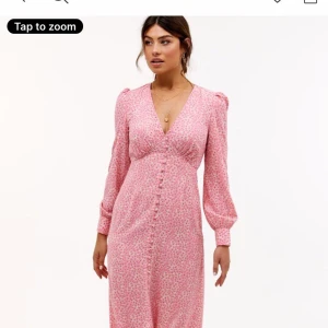 Klänning - Superfin klänning från Loavies, helt oanvänd, köparen står för frakt💕