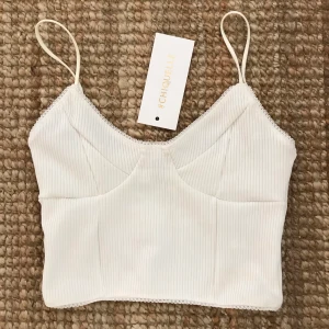 Trendig topp från Chiquelle - Oanvänd vit topp från Chiquelle. Storlek M men skulle säga S. Pris ex. frakt 🌸