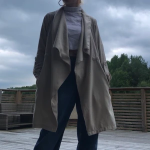 Trench coat (FRI FRAKT) - Fri frakt 🥵🤑 Beige trench coat från Vero Moda. Så himla fint skick och perfekt nu till hösten!!! Den är lite tunnare i tyget liksom. Nypris 500kr