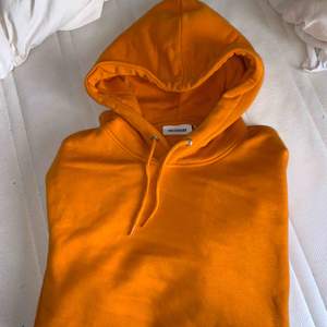 Orange oversize hoodie från weekday. Storlek S  Använd två gånger.  Bud från 150. Köparen står för frakten
