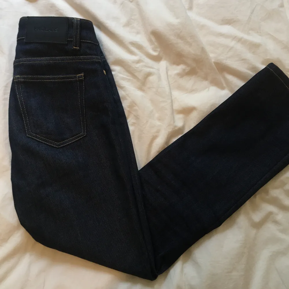 Jeans från FK, köpta förra året. Använda typ 5 gånger, pga för små. Jag är 168 cm, och modellen är kortare i benen. Hög midja. Modell: Stella, strök 26. :-) vid snabb affär säljer jag dem billigare! 🏄‍♀️💕. Jeans & Byxor.