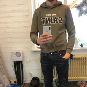 Not your saint hoodie  - Skön tröja i militär grön färg 