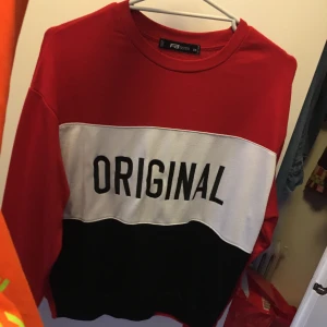 Sweetshirt - Säljer denna tröja då jag ej använder längre. Den är i bra skick & köptes från newyorker. Väldigt skön som passar till allt🥰