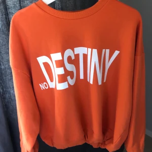 Weekday tröja - Oversize sweatshirt från weekday med prislapp kvar. Köpt nyligen men gillade inte hur den satt på mig. 