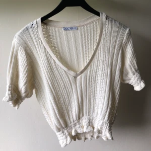 Stickad topp - V-ringad topp från Zara i stickat material, såå fin men kommer inte till användning. 90 kr +  frakt 