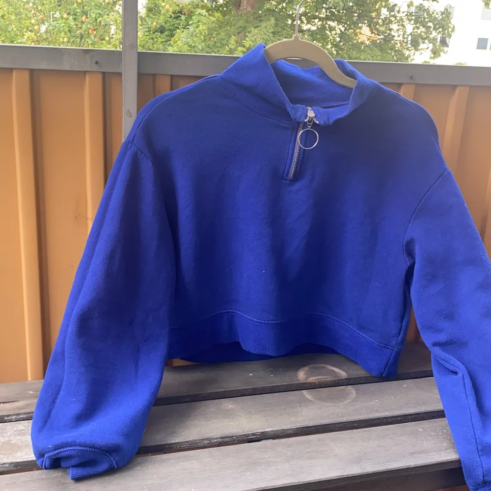 Blå sweatshirt från h&m. Storlek s. Säljer för 100kr, frakten ingår i priser⚡️⚡️. Tröjor & Koftor.
