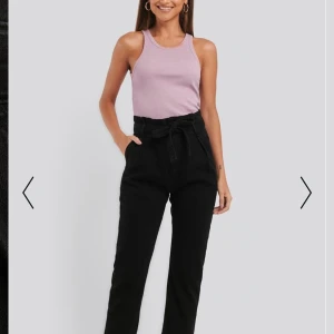 Svarta paperbag jeans - Säljer dessa NYA paperbag jeans från nakd/mango som är hur sköna som helst! Säljer dock pga att jg aldrig använder dom. Jag personligen gillar inte jeans men dessa känns som att ha på sig mysbyxor! Hör av dig vid frågor!