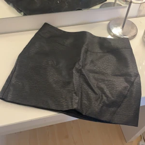 Skinn kjol  - Skinn kjol som köptes i julas, användes bara på julafton, så bara använd en gång