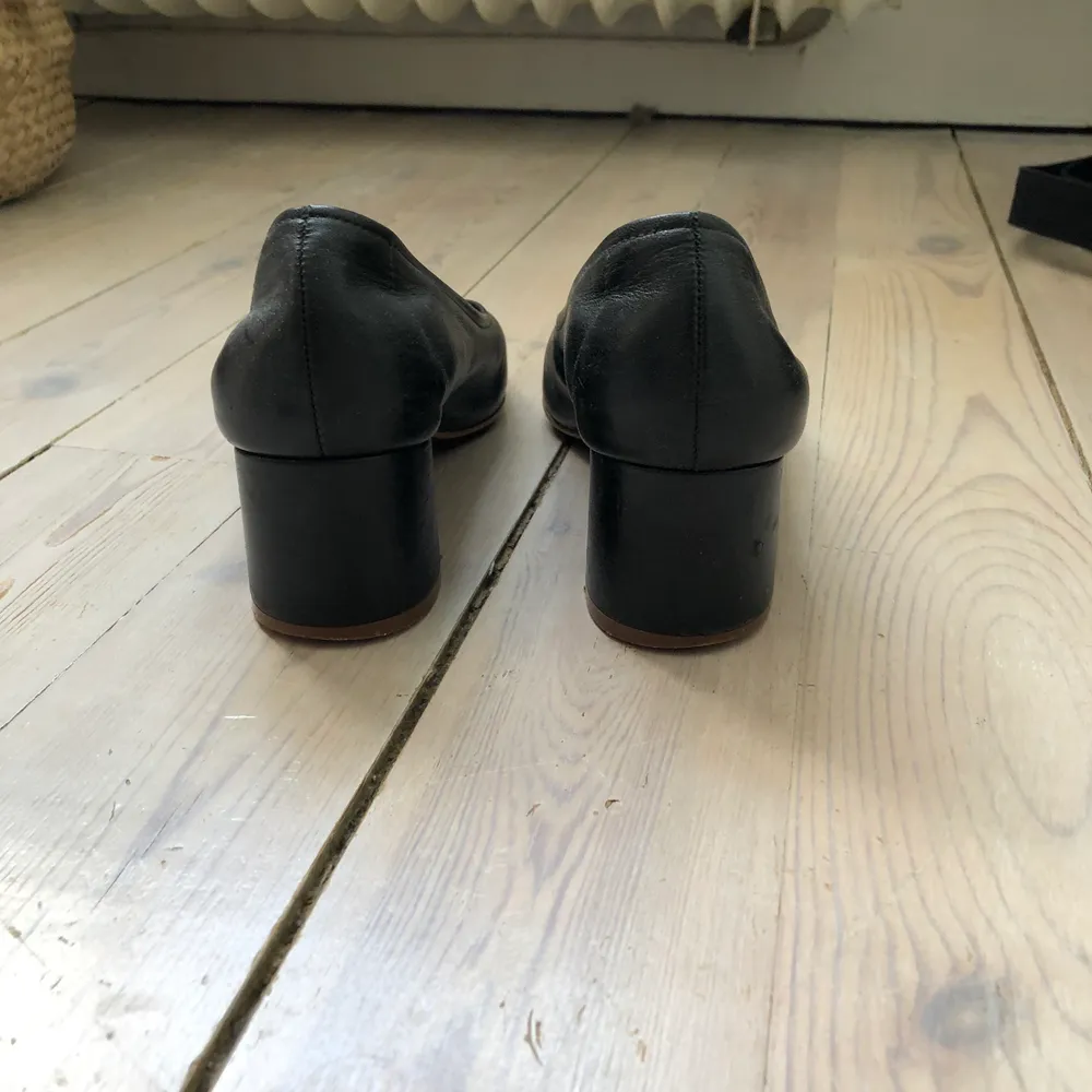 Svarta ballerinaskor/pumps från Topshop. Väl använda men ändå i gott skick. Klackhöjd ca 4 cm.. Skor.