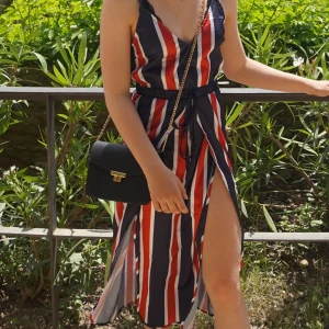 Klänning  - Snygg klänning från Linn ahlborgs kollektion med nakd, tror jag köpte den 2018 eller 17, när kollektionen släpptes iallafall. Säljer pga för liten tyvärr. Den har slitsar vid benen. Snygg med en sweatshirt över nu när det blir kallt! Frakt ingår ej 💘