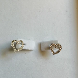 Hjärtformade örhängen  - Hjärtformade örhängen i mycket bra skick! 