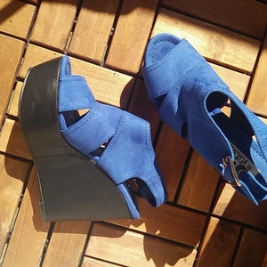 Blå Voxskor - Använda en gång. Klackskor! Ordinarie pris 349 kr. Pris kan diskuteras! Möts i Sthlm. Köparen står för eventuell fraktkostnad